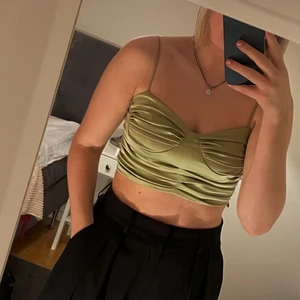 Topp - Grön ”silkes”topp från Gina. Passar mindre och större byst🐸 