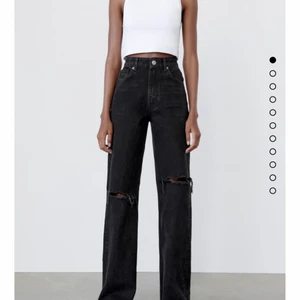 Zara high Waisted jeans  - De populära höga jeansen från zara! Säljer då de är för små, de är i storlek 32! Dock sitter mitt hål på vänster ben högre upp än va de gör på den bilden som är tagen från zaras hemsida! Dessa är även uppsydda i benen och hålen har fransar sig lite så trådarna är längre! 