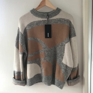 Weekday stickad tröja - Aldrig använd, inköpspris 600kr. Köparen står för frakten.