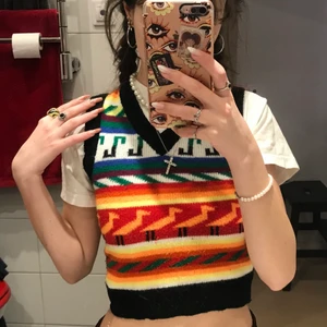 Stickad mönstrad väst - Stickad väst med färgglatt mönster, köpt second hand. 100% akryl. Jag på bilden har storlek XS😊 Möts i slussen eller postas!