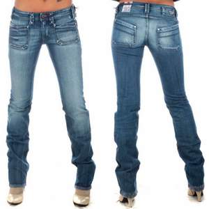 Jättefina lågmidjade jeans från märket Diesel. Köpta från second hand och säljer då de är för små(har storlek 38/36). Jättebra skick, är som nya! Midjemått: 80cm. Innebenslängd: 79cm. Köparen står för frakt. Tar endast swish!