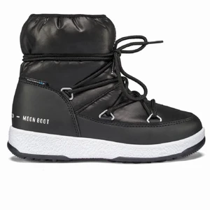 Moonboots - Säljer dessa trendiga moonboots jag köpte här på plick men som tyvärr var försmå för mig som är en ca 40-41💕 Jätte fint skick, nypris 1399kr