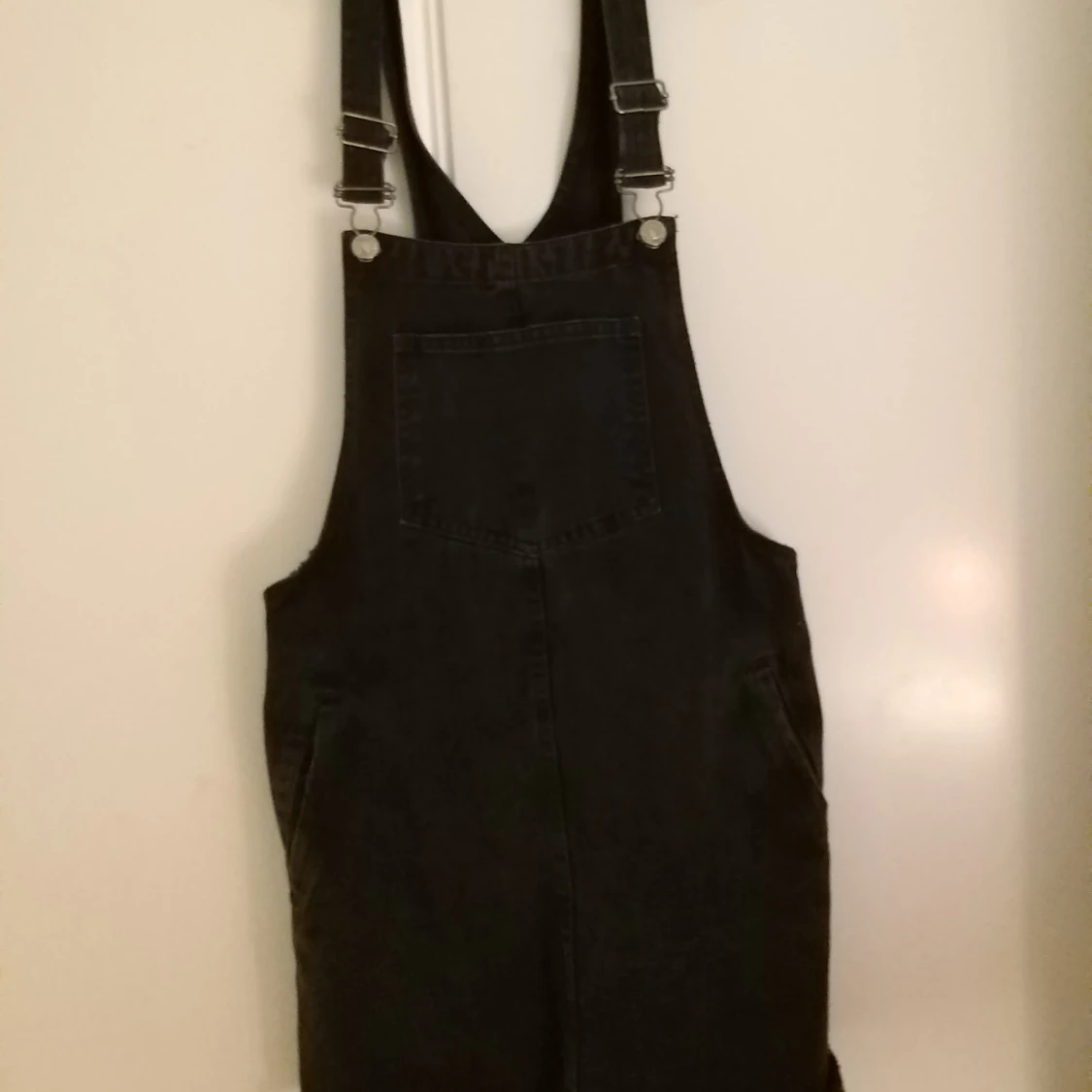 Svart jeans klänning från pull& bear