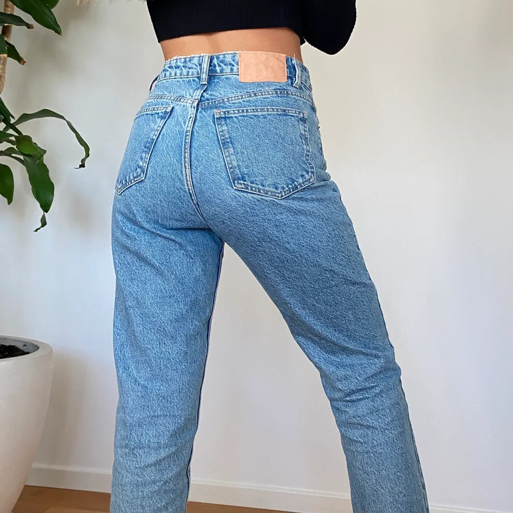 Ett par jeans från Zara!😚👋🏻 Storlek S. Budgivning om flera är intresserade.🙌🏻 Är 162 cm🥰 Frakt ingår ej!. Jeans & Byxor.