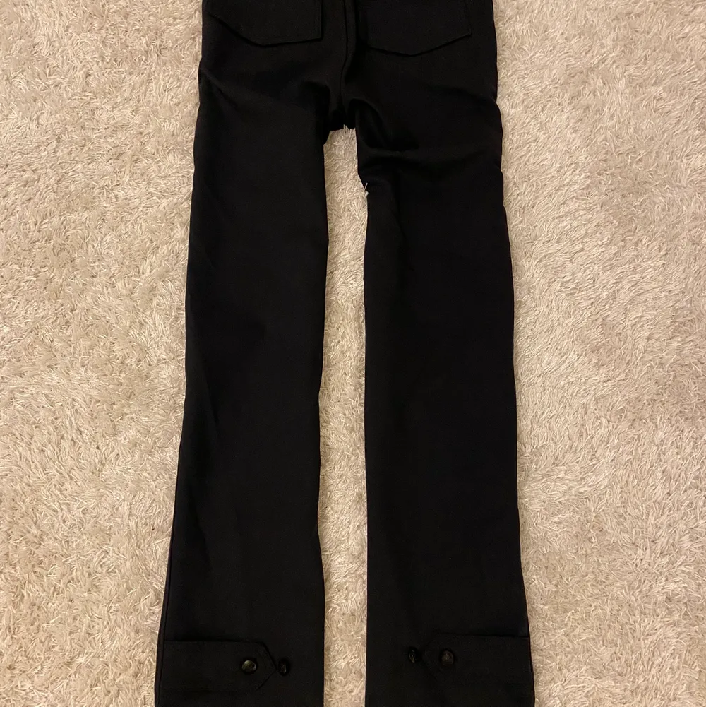 Mörkgrå/svarta kostymbyxor med veck, förstora för mig så aldrig använda, köpta för inte så långe sedan . Jeans & Byxor.