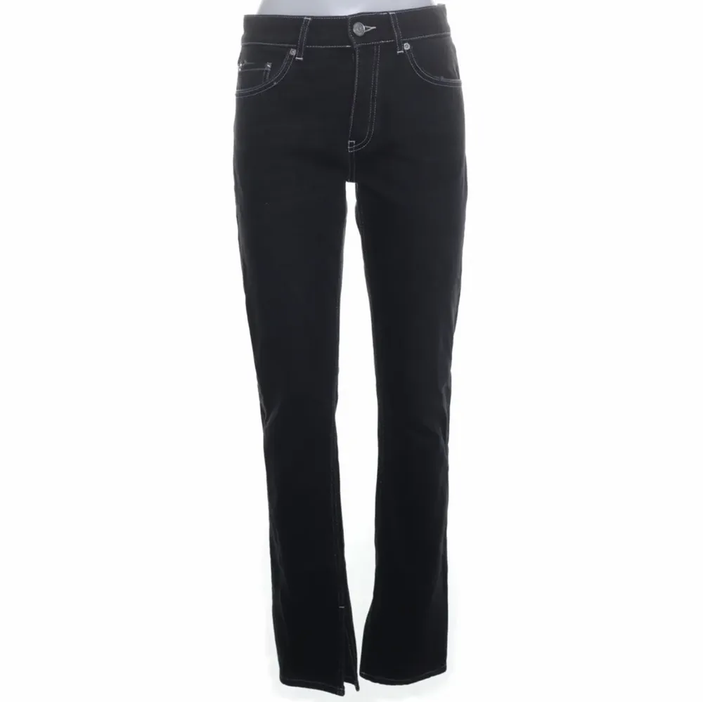 Säljer mina superfina jeans från Ganni! De har vita sömmar, en rak passform och slits nedtill Helt i nyskick i strl 26/34. Jeans & Byxor.