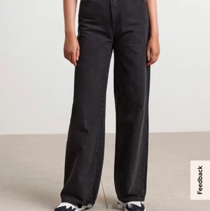 Svarta vida jeans - Säljer mina svarta vida jeans ifrån Lindex i storlek 40, om ni vill ha bilder på hur de sitter på mig kan ni skicka till mig!