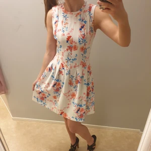 Blommig sommarklänning - Somrig klänning inköpt på H&M, i mycket bra skick! Stängs med dragkedja och knapp i ryggen. Polyester & elastan. 
