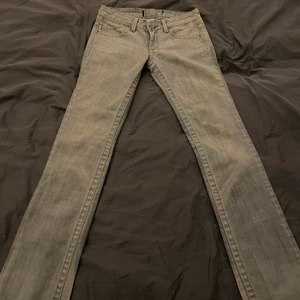 Lowwaist bootcut jeans grå  - Säljes då de är för stora för mig, jag har 26w dessa är uppskattningsvis 28w och 32l. Superfina i bra skcik, lowwaist och bootcut i najs hållbart jeans. Säljer för högst erbjudande.