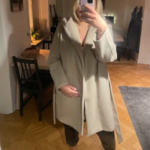 Kappa beige - En beige kappa med huva från ZARA. Storlek XL, använd fåtal gånger! Med knytband. 250 kr INKL frakt✨
