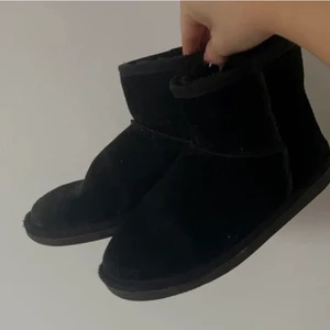 svarta fakeuggs från nelly storlek 37/38 - storlek 37, använda därav priset men jätte bekväma😍blivit lite små bara