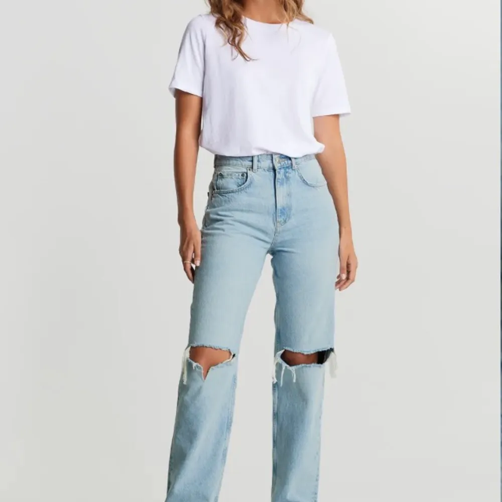Ett par ljusblå jeans med hål på knäna. Köpta på gina tricot, endast använda ett fåtal gånger! Storlek 34. Säljer pga att det är förstora. Köpta för 500kr. Skriv för egna bilder🤩. Jeans & Byxor.