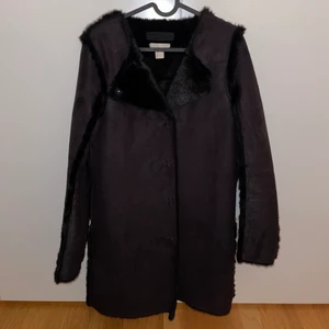 Kappa i mockaimitation. Som ny! - Kappa i mockaimitation. Som ny! •Väldigt knappt använd knappa(2-3 gånger) som är i nyskick. Snygg, trendig och mycket varm •Storlek 34. Passar Xs-S •Insida i pälsimitation. Har råa kanter och dold knäppning med tryckknappar fram •Fickor i sidsöm •Köpte för 800 kr. Säljer för 390 kr 🚫Djurfritt och rökfritt hem 📍Kan mötes upp i Mölnlycke centrum 📬Kan skickas mot fraktkostnad