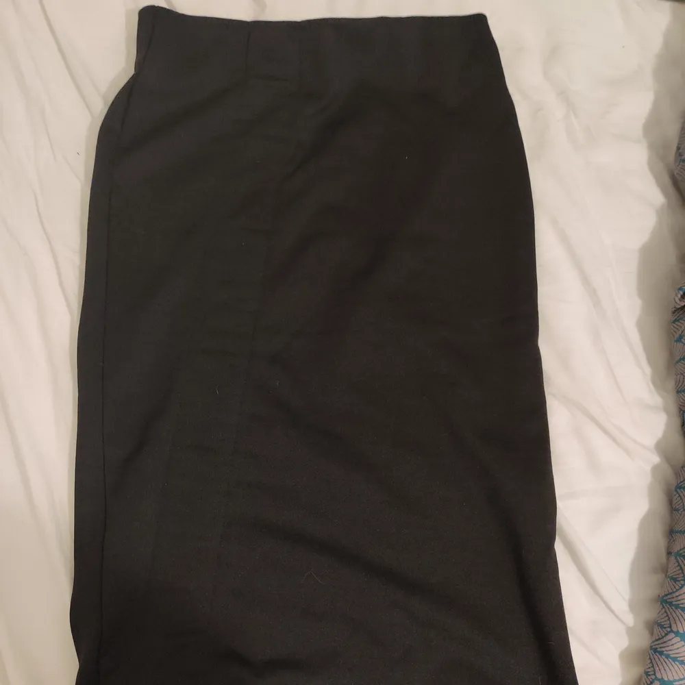 Stretchy pencilskirt with a strap for adjusting the length on it in a thick, high quality fabric. From Cheap Monday. Worn very scarcely since I disliked the length on my body even when adjusted, and since it's tight which I don't really like anymore. . Kjolar.
