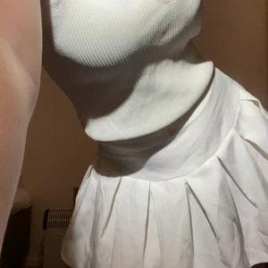 Tenniskjol  - Oanvänd tenniskjol! Sjukt gullig men något kort på mig, passar bättre på en XS! Tyget är något genomskinligt🥳🥳