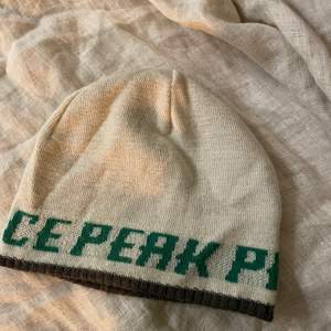 Vintage peak mössa som går att ha på två håll