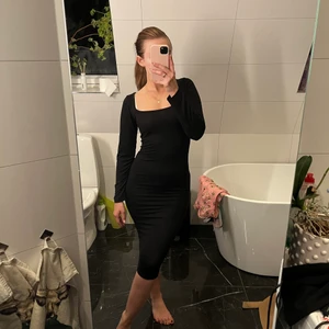 Basic svart klänning - Tajt basic svart klänning o ganska tunt material men lyser inte egenom alls. Oanvänd och helt i nyskick. 