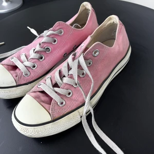 Rosa Converse 37,5 - Rosa låga Converse i storlek 37,5. Använt skick – därav priset.