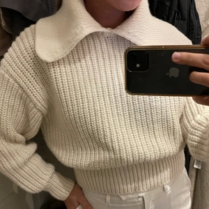 Stickad med krage  - Säljer denna fina stickade med krage från hm. Knappt använd.