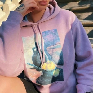 lila hoodie med tryck - en mysig hoodie i en pastellila färg med ett tryck av en vas på💕 köpt i somras på monki, sparsamt använd ❤️ storlek xxs men passar mig bra som har s i tröjor💖 lånade bilder 💖💖