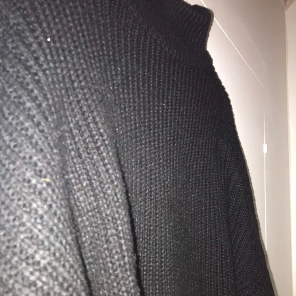 En svart snygg stickad tröja från HM. Väldigt fint skick. Kontakta mig för fler bilder. Priset kan diskuteras. . Tröjor & Koftor.