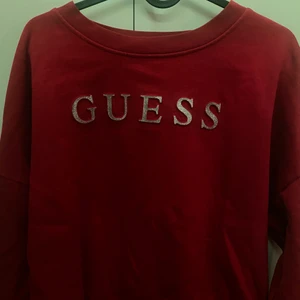 Guess sweatshirt  - Guess sweatshirt i storlek L men är mer som M (damstorlek), nyskick. 
