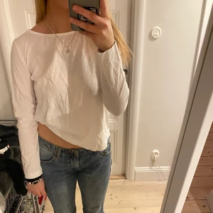 Tröja - Säljer en jättesnygg tröja ifrån zara som är slutsåld och skulle passa bra till ett par snygga jeans eller en kjol❤️