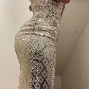 Klänning  - Jätte fin klänning köpt från dressroom. Använd 1 gång. Helt bra i sick. Köpt för 5400 säljer för 2500. Kan gå ner i priset vid snabb affär. Konakta mig för mer bilder. (Inte fotad vid bra ljus på dessa bilder)