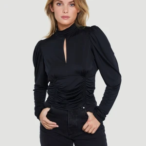 Blågrön top xs - Storlek xs säljer den blågröna toppen men det är samma modell som den första lånade bilden. Säljer för 150 kr minns ej hur mkt den kosta när jag köpte den men den är ifrån bikbok