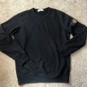 Stone Island tröja Medium - Stone island tröja medium 9/10 skick använd 2ggr då den ej passade o farsan hittade ej kvitto