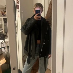 Skinnjacka, strl 36 - Säljer denna ur snygga skinnjacka från asos i storlek 36💓Passar till precis allt. Den perfekta skinnjackan verkligen!💫Värt att nämna är att själva ”haken” där man hänger upp jackan är trasig, men lappen precis under som ni ser på bild 3 går utmärkt att hänga jackan i så det är inget problem alls! 🥰 