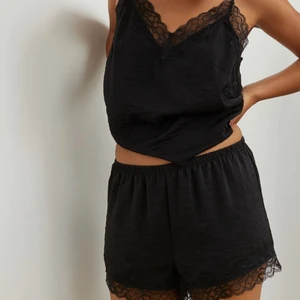 Pyjamas  - Säljer min satin pyjamas som jag fick i julstrumpan men som jag inte har använt något, den är i storlek S men passar även XS och M