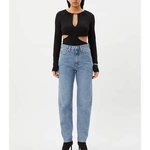 Säljer dessa fina Weekday jeans (Lash extra high mom jeans) Super fina, använt några gånger. De är förkorta för mig (är 178 cm) och är lite för tajta. Beredd att diskutera priset:)