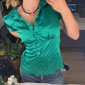 Grön blus  - Säljer denna super söta gröna blus❤️app härlig färg och sitter jättefint på. Köpt secondhand och i jättefint skick❤️💋skriv vid frågor⭐️