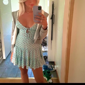 Sommar klänning - Säljer denna drömmiga klänningen då den tyvvär har blivit allt för liten på mig, jag köpte den på pull&bear i somras men den sälj tyvvär inte längre, den är i storlek s men skulle säga att den är mer som en xs :) kan skicka med PostNord spårbar 66 kr men köparen står för frakten, 250 kr eller bud :) 