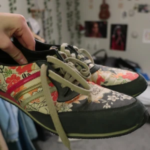 Addidas skor - Min mammas addidas skor. Aldrig andvända av mig och i bra skick 