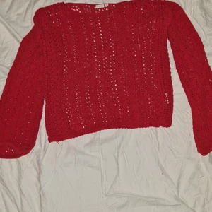 Stickad tröja - En röd stickad tröja från name it som aldrig är använd. Den ser bredare ut på bilden än vad den är men är ändå väldigt stretchig (stav) ❤ Priset kan diskuteras.