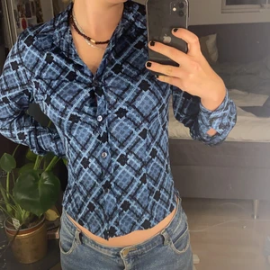 Blå blus  - Säljer denna super söta blus för den är lite liten på mig. Jättecool mönster som är väldigt unikt. Mjukt material som sitter fint på kroppen. Inte alls sliten💖💖💖passar xs-s💖💖💖skriv vid frågor 