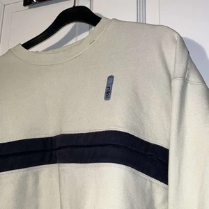 Nike sweatshirt  - Vit Nike sweatshirt som passar till det mesta, den är perfekt om man vill ha en tröja som sitter lite oversize Är i storlek XL men skulle säga att den även passar L 