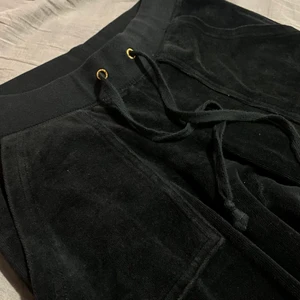 Juicy byxor - Säljer mina juicy byxor för att de sitter it som jag ville i längden. Byxorna sitter jättefint. Den är i jättefint skikt oxh har inga problem. De är i färgen svart och i Xs. Priset kan diskuteras. gamla modellen och den finns inte att köpa någonstans som jag vet. Priset kan diskuteras