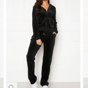 Juicy Couture set💕💕 - Super mysigt svart juicy couture sett. Liknade som på första bilden men guldiga detaljer och med diamanter på ”berlocken”. Tröjan är knappt använd och byxorna lite mer men fortfarande i nyskick. Byxorna går för 999 kr vanligt vis och koftan för 1199 kr (Bubbleroom). Köpta på Raglady💕💕💕💕