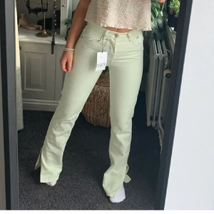 Zara jeans - Så snygga ljusgröna populära jeans från zara (lånade bilder) lite upplagda i benen så dem passar någon som är mellan 160-170! 😍 medelhöga i midjan