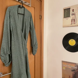 Prickig turkos klänning - Prickig turkos klänning från vero moda. Storlek:S Pris: 150kr +frakt