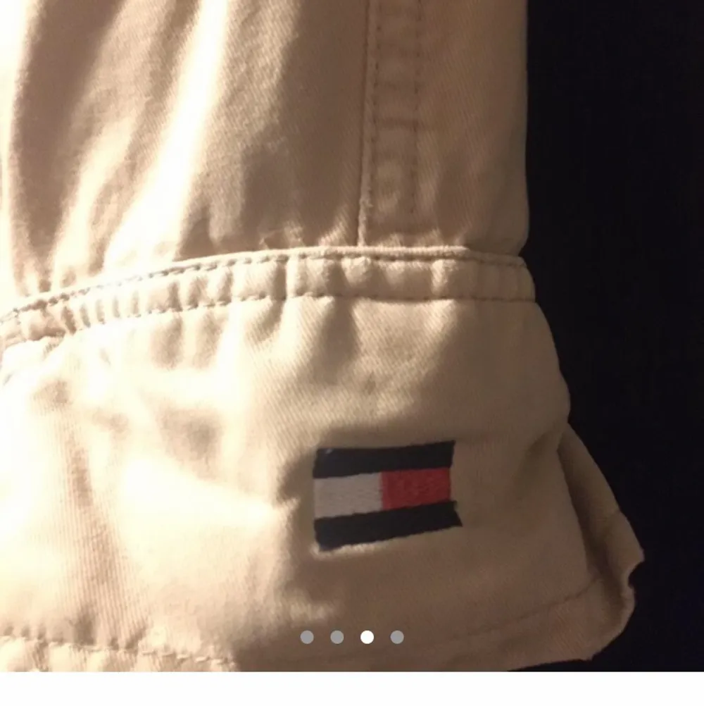 Vintage tommy hilfiger bukse fra Depop. Logoen både bak på buksa og framme. Jeans & Byxor.