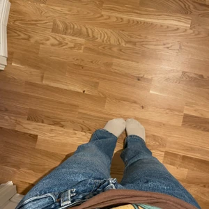 Arrow low jeans - Säljer mina super snygga jeans från weekday, i den populära modellen arrow low. Köpte för 500kr säljer för 290kr. Jeansen är lånmidgade med raka ben. Ändats använts 2 gånger alltså ny skick! De kom tyvärr inte tillanvändig för att de var för stora:( Kontakta mig via dm för frågor eller intressen!☺️