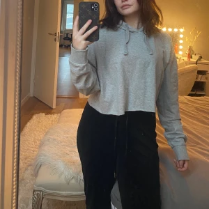 Grå hoodie - Säljer en croppad hoodie i stl XL. Den var lång innan man har klippt den kort så den är kort men stor i passformen. Från lager 157✨