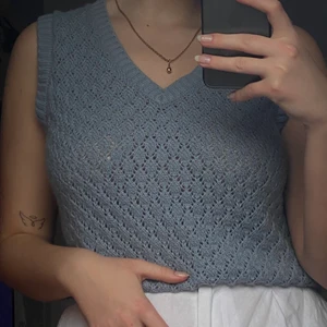 virkad väst - Säljer den här superfina oanvända virkade västen köpt från brandy melville, storlek S 💙 Betalning sker via swish och köparen står för frakten! 