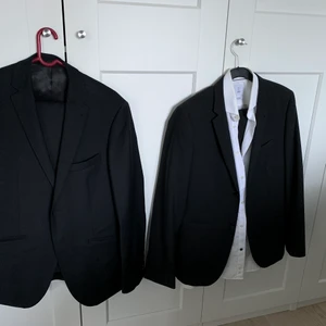 Kostym - Svarta kostymer använda endast vid ett tillfälle. Bläck kavaj stl 44, byxa stl 50, stl skjorta stl S; 600kr. Ripley kavaj och byxa i stl 50; 500kr. Sonen använt dessa vid skolavslutning i 9:an resp student.