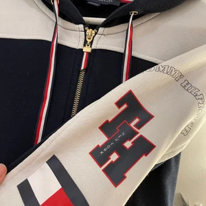 Tommy hilfiger tröja  - Köpt i design only för runt ett år sen och använder inte längre. 