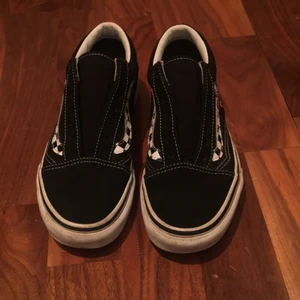 Vans skor - Ett par vans storlek 36,5 passar perfekt på folk med storlek 37. Använda av mig ca 3 gånger. De är begagnade så vet inte så mycket om de 